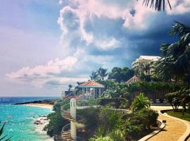 Oceanfront Paradise: Penthouse with Peloton，位于Cupecoy的酒店