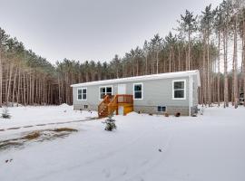 Stylish Chetek Hideaway with Lake and Dock Access!，位于Chetek的酒店