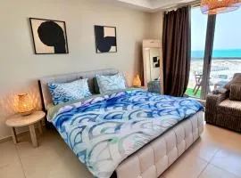 Elegant Studio Island View - Beachfront Property