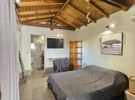 Eden Cottage, charming bungalow, à 15 min de l'aéroport，位于拜马欧的酒店