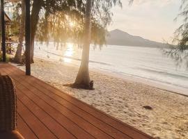 2-Bedroom Beach Front Chaloklum，位于恰洛克拉姆的酒店