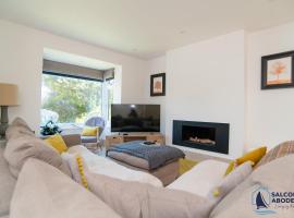 Stylish Coastal Living - Prime Location, Garden and Parking，位于索尔科姆的酒店