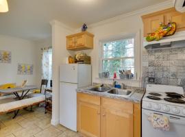 2 Mi to South Boston Speedway Cozy Tiny Home!，位于南波士顿的酒店