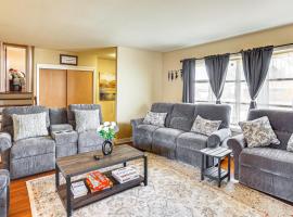 3 Mi to Berkshire Mall Suburban Stay with Yard!，位于Sinking Spring的酒店