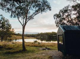 Cosy Off-Grid Cabin with Lake View Pet Friendly - Nikita，位于Rylstone的酒店