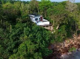 The Munique Cliff House Chumphon - private jacuzzi with beach views，位于春蓬的海滩短租房