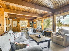 Million-Dollar View Waterfront Cabin in Bridgton!，位于Bridgton的酒店
