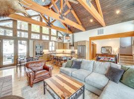 Chelan Mountain Retreat Chalet with Fire Pit!，位于奇兰的酒店