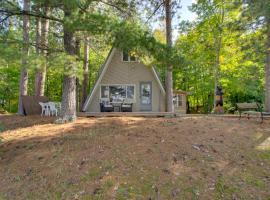 Quiet Deer River Cabin with Dock and Lake View!，位于Deer River的酒店