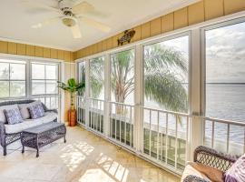 Condo on St Johns River with Boat Dock Access!，位于Welaka的酒店