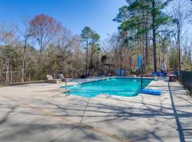 Near Lake Murray Family Getaway with Screened Porch，位于Chapin的酒店