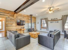 Deck and Fire Pit Cherry Log Cabin on Farm!，位于车里罗格的酒店
