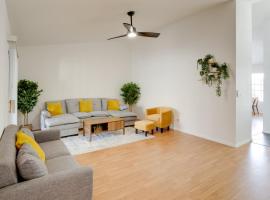 Hike, Golf and Explore Home with Patio in Kingman!，位于金曼的酒店