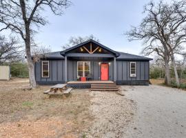 Private Deck and Forest Setting Waelder Cabin!，位于Waelder的酒店