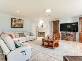 Hot Tub and Fenced Yard Dog-Friendly Gem in Denison