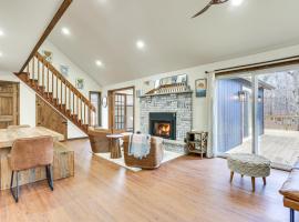 Pocono Mountain Family Home with Deck and Grill，位于Saw Creek的酒店