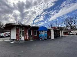 OYO Palm Leaf Motel