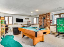 Ski, Game and Grill Family Retreat in Glen，位于格伦的酒店