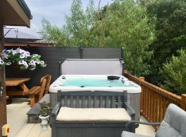 Logi-Bear Lodge with Hot Tub，位于费尔顿的酒店