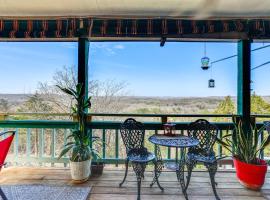 The Treehouse in Cherokee Village Deck and Views，位于Hardy的酒店