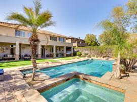 Luxe Mtn-View Mansion with Hot Tub in Phoenix!，位于Anthem的酒店