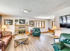 1/2 Mi to Dtwn: Pierre Family Home w/ Patio，位于皮埃尔的酒店