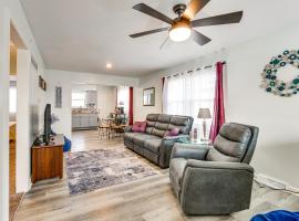 1 Mi to Truman Library Apt with Large Yard!，位于Sugar Creek的酒店