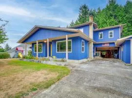 Cozy Washington Retreat with Deck, Walk to Beach!