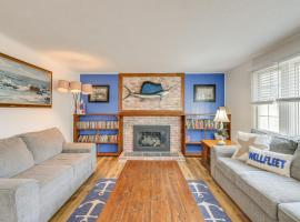 Home 6 Mi to Wellfleet Village! Bike Trail Access，位于韦尔弗利特的乡村别墅