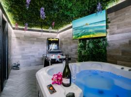 Rockside - Luxury 1 bedroom home with hot tub, central location, parking and pet friendly，位于温德米尔的酒店