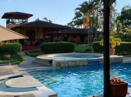Finca chalet El Robledal，位于普韦布洛保的酒店