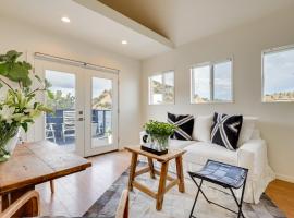 Dog-Friendly Home with Fenced Yard in Los Cerrillos，位于Cerrillos的酒店