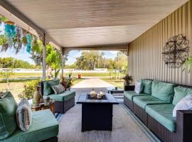27 Mi to The Villages Lush Home with Outdoor Space!，位于布什奈尔的酒店