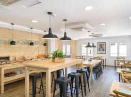 Hostal Jume - Urban Rooms，位于马翁的民宿