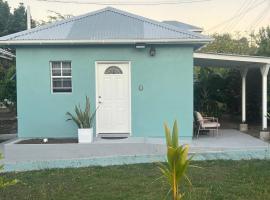 Serenity Cove Cottage，位于Cedar Grove的酒店