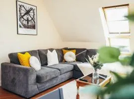 Penthouse 2BR Apt, Self Check In, Gated Parking, By DerBnB