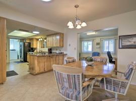 Patio and Mtn Views 55 and Apache Junction Home!，位于阿帕奇章克申的酒店