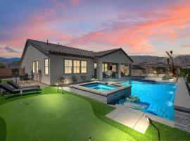 Luxury Desert Escape Private Pool Putting Green Outdoor Oasis，位于拉昆塔的酒店