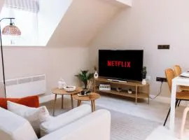 2 Bed Apartment, Fast Wifi, Free Parking, Near Train Station, Close to Hospitals