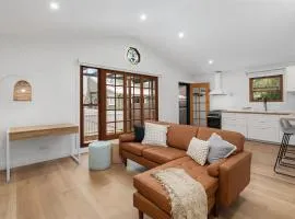Jony's Cottage - Private, peaceful, close to town!