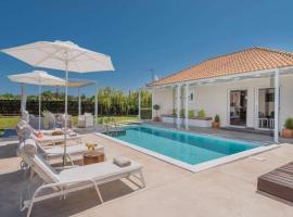 Villa in Zakynthos with Pool & Near Tsilivi Beach，位于Vanáton的酒店