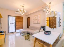 Elegant and Comfy 3BR Transpark Cibubur Apartment By Travelio，位于德波的酒店