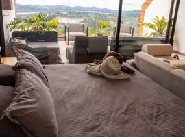 Luxury Guatapé Loft with Starlink WiFi & Jacuzzi，位于Chiquinquirá的酒店