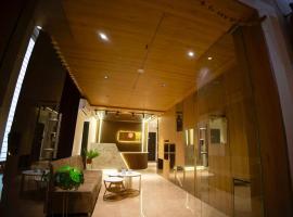 Hotel The Velvet Rooms & Banquet，位于Koba的酒店