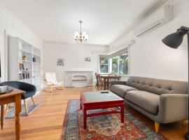 Spacious, Light filled, One Bedroom House by the Beach，位于Beaumaris的酒店