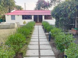 3 bedrooms farmhouse near trimbak，位于特里姆巴克的酒店