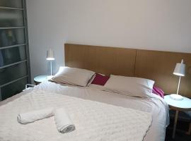 A Dream Stay at the Mantra Pendant Resort Style Hotel，位于达尔文的带按摩浴缸的酒店