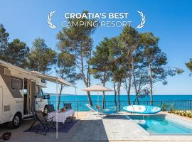 Aminess Style Camping Avalona Resort - Pitches，位于波弗加纳的露营地