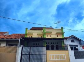 Pet Friendly - KenVan Homestay Cirebon，位于Ciperna的酒店