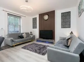 2-Bed House with Free Parking, Fast WiFi & Self Check-in near M65 & Pendle Hill